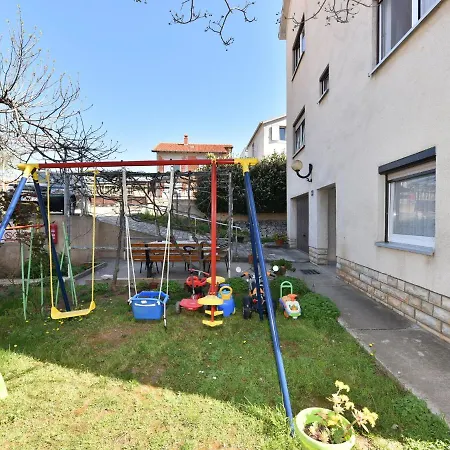 Apartment Traditional In With Garden