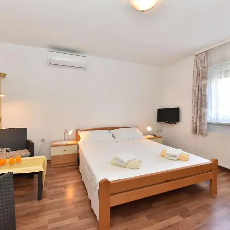 Apartment Traditional In With Garden *