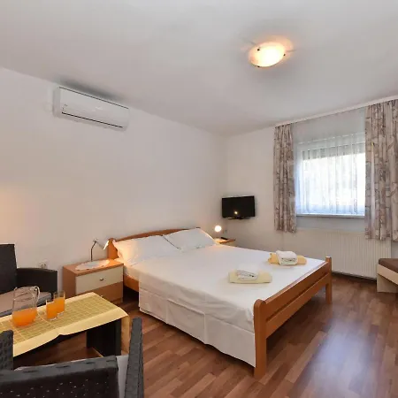 Apartment Traditional In With Garden *