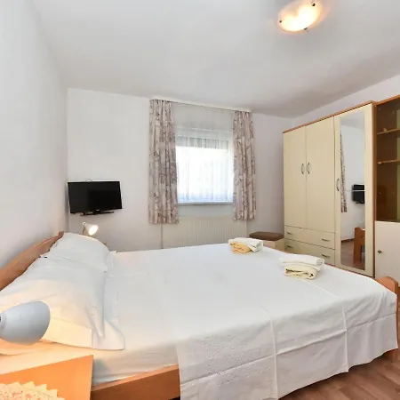 Apartment Traditional In With Garden
